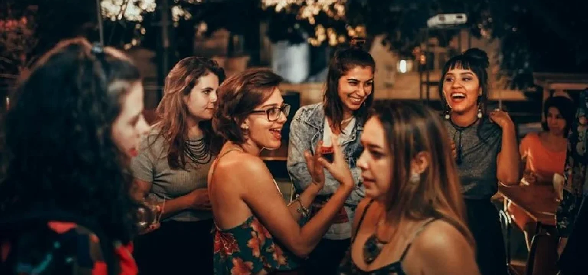 A interação presencial é insubstituível para despertar emoções positivas e fortalecer os laços sociais. | Foto: Helena Lopes / Unsplash / CP