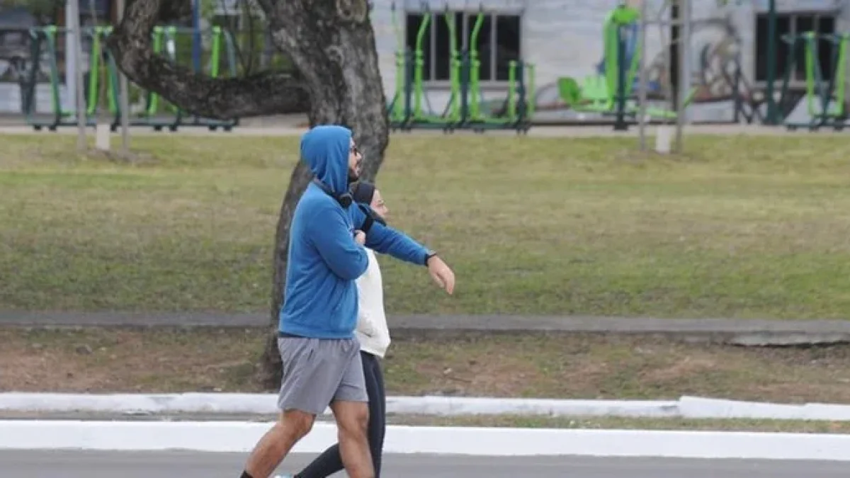 Ainda que o frio permaneça em Porto Alegre, a Orla do Guaíba estava movimentada na manhã deste Domingo. | Foto: Ricardo Giusti