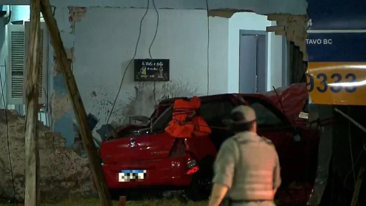 Duas mulheres morreram após veículo invadir casa em São Leopoldo. | Foto: Diego Medeiros / Record Guaíba / CP