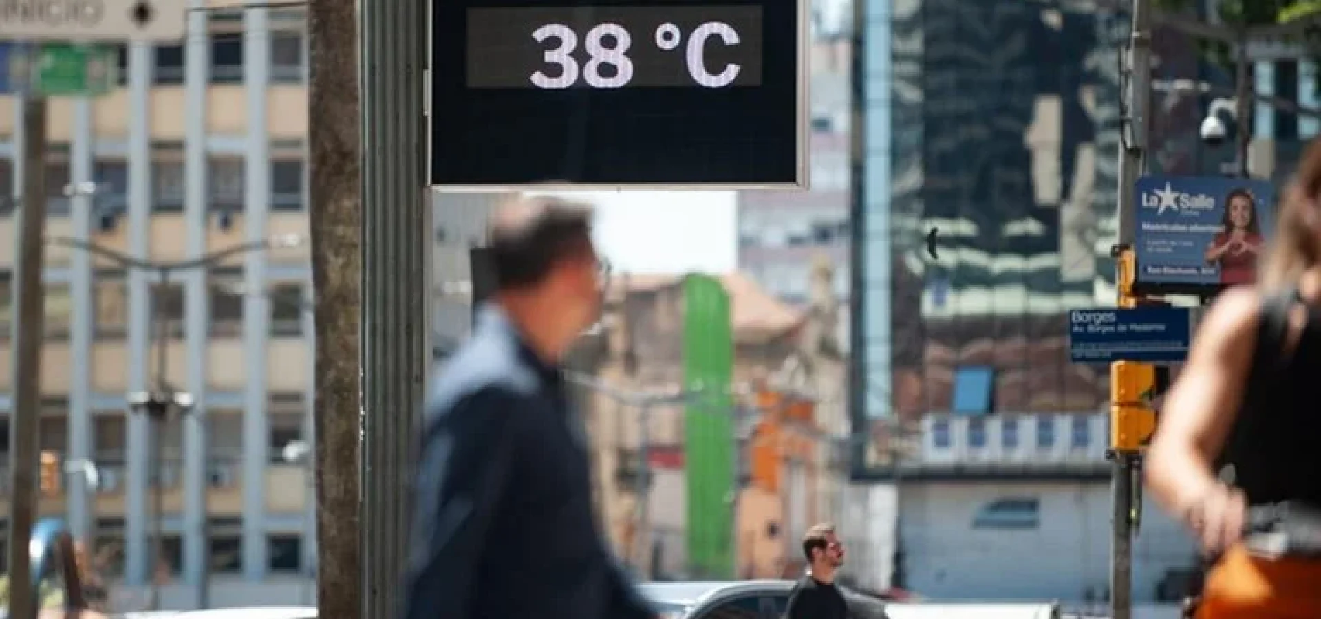 Termômetro no Paço Municipal marca 37° e 38° às 12h10 desta terça-feira, 25/02. | Foto: Camila Cunha