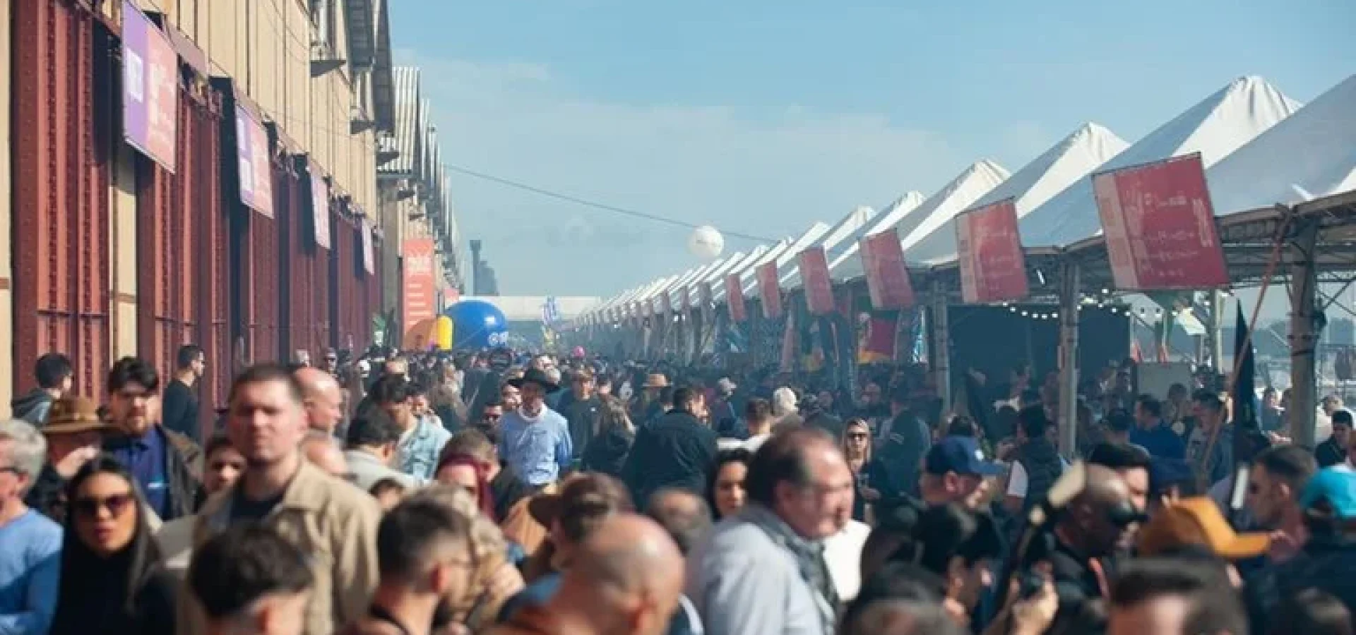 Público lotou o Cais Mauá durante a primeira edição do Paleta Atlântida em Porto Alegre. | Foto: Camila Cunha