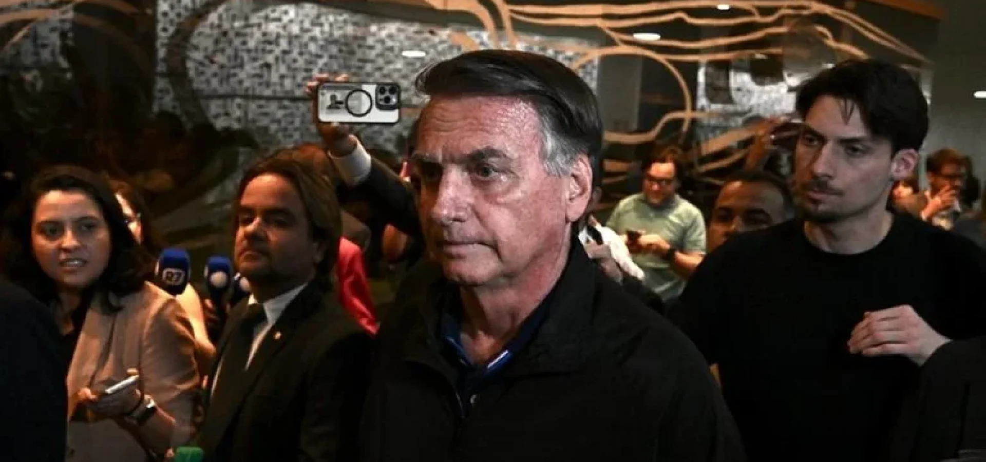 Ex-presidente manterá uso de tornozeleira eletrônica e será proibido de receber visitas. | Foto: EVARISTO SA / AFP / CP