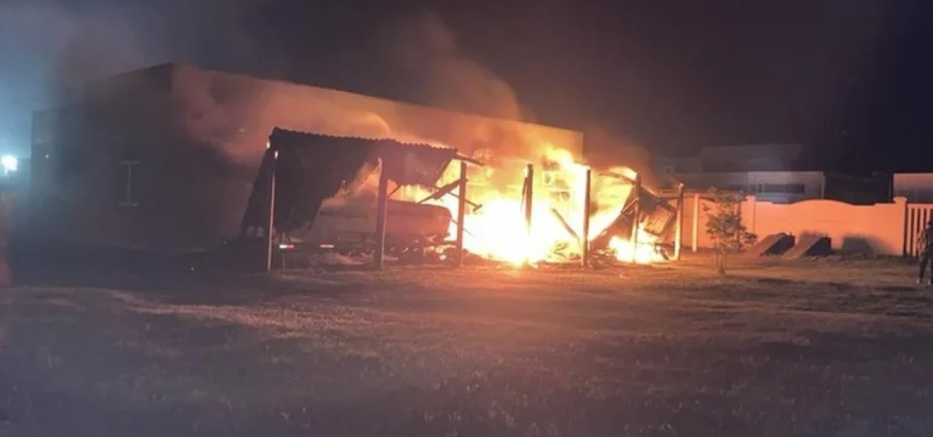 Incêndio criminoso destrói viaturas e embarcações no Batalhão Ambiental da BM em Capão da Canoa. | Foto: BM / CP