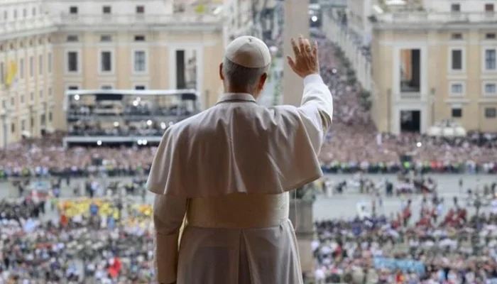 Leão XIV liderou sua primeira bênção de domingo na Praça de São Pedro. | Foto: HANDOUT / VATICAN MEDIA / AFP