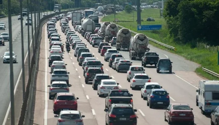 BR-290 registra grande fluxo e pontos de congestionamento no sentido litoral nesse sábado, 1/03, que antecede o feriado de Carnaval. | Foto: Camila Cunha