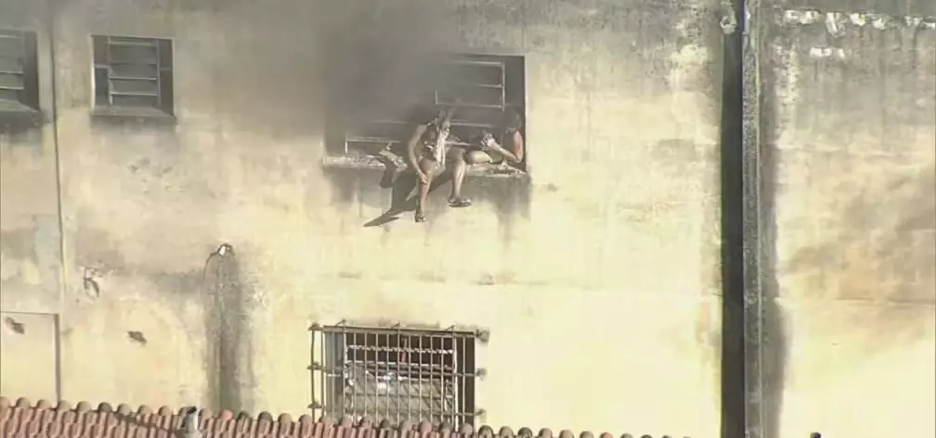 incendio Algumas pessoas que estavam no prédio foram resgatadas após se refugiarem na parte externa de janelas.
Foto: Reprodução de TV