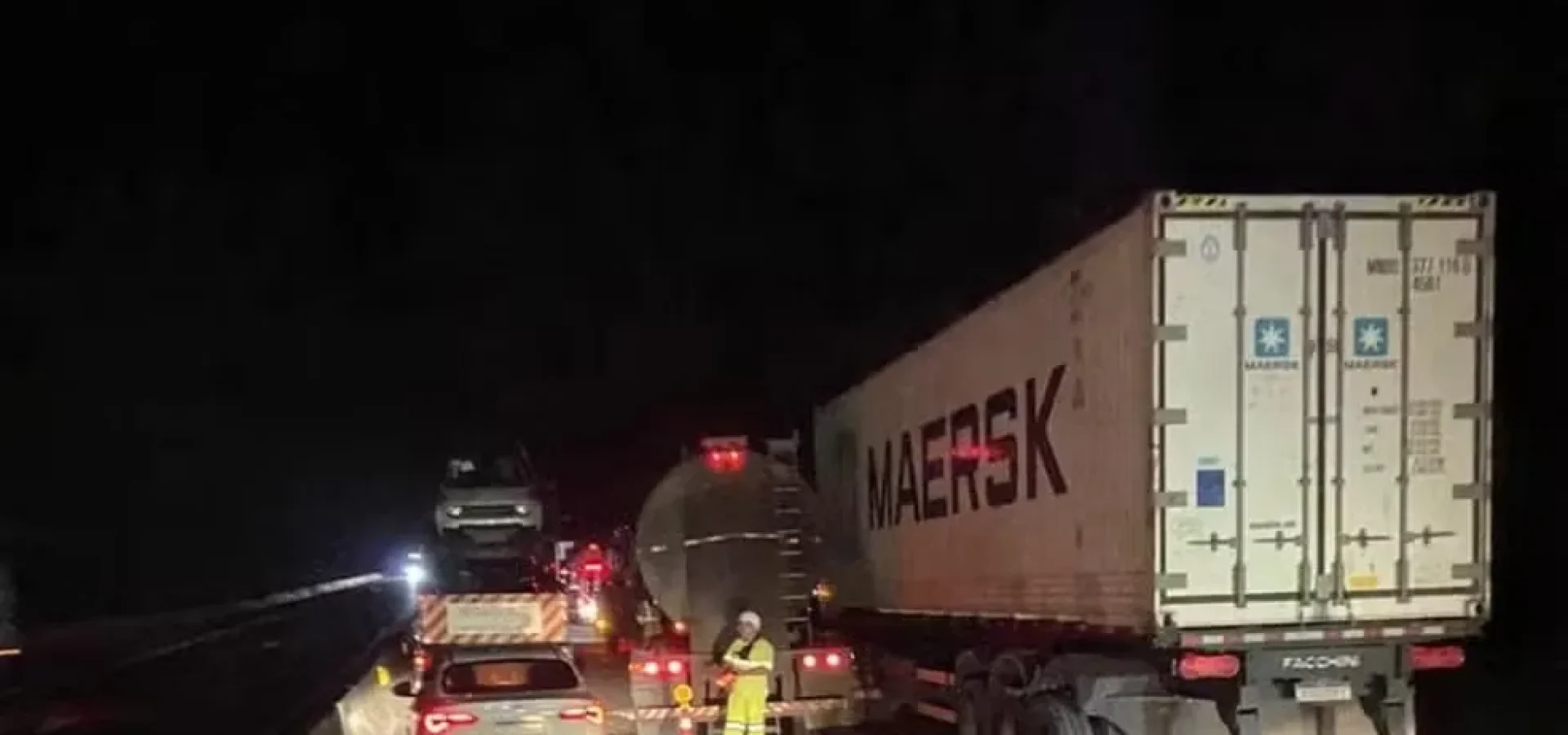 A vítima estava fora do veículo quando foi atingido por outro veículo. | Foto: NSC TV/Reprodução