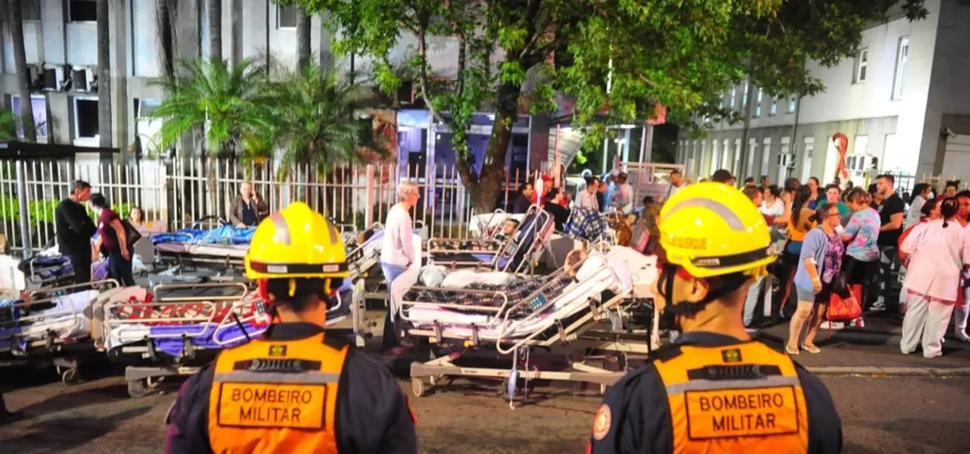 Chamas iniciaram na ala de tratamento e pacientes e funcionários precisaram deixar o local | Foto: Fabiano do Amaral / CP