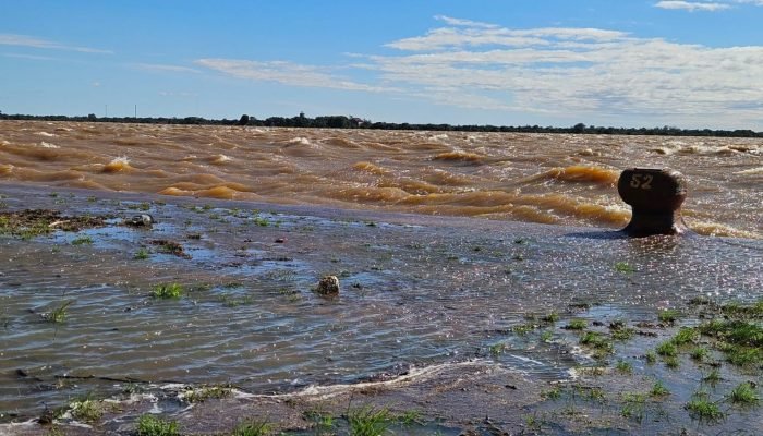 Ondas trazem água do Guaíba para o piso do Cais Mauá. | FERNANDO OLIVEIRA