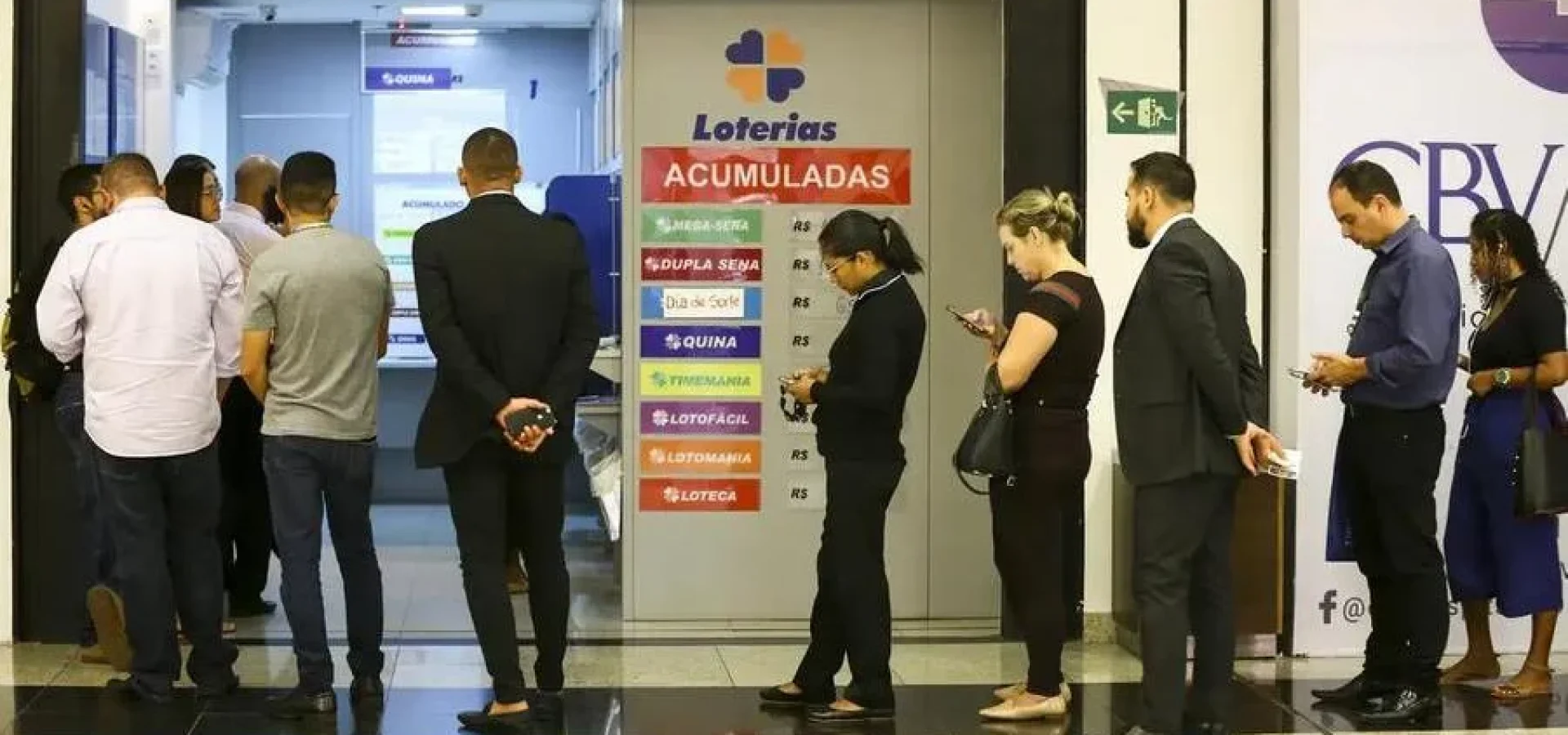 Caso apenas um apostador leve o prêmio de R$ 220 milhões e aplique todo o valor na poupança, receberá mais de R$ 1,2 milhão de rendimento no primeiro mês. | Foto: Marcelo Camargo / Agência Brasil / CP