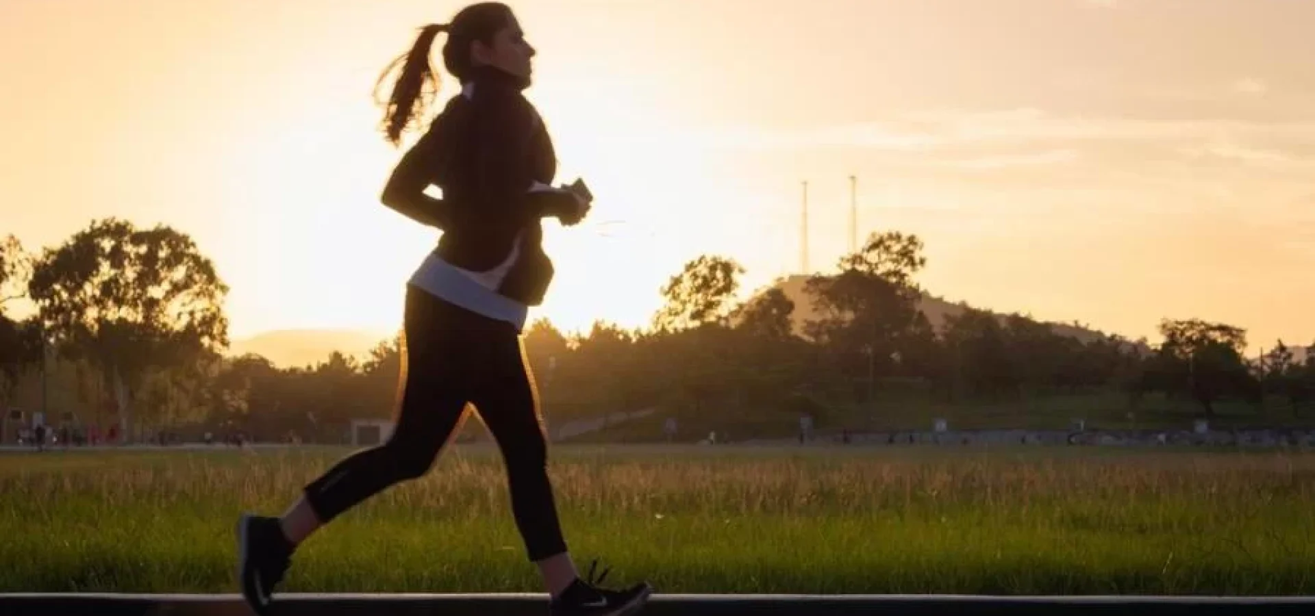 Além das endorfinas, a adrenalina, a noradrenalina, a dopamina e o cortisol são liberados durante a atividade física | Foto: Alex McCarthy / Unsplash