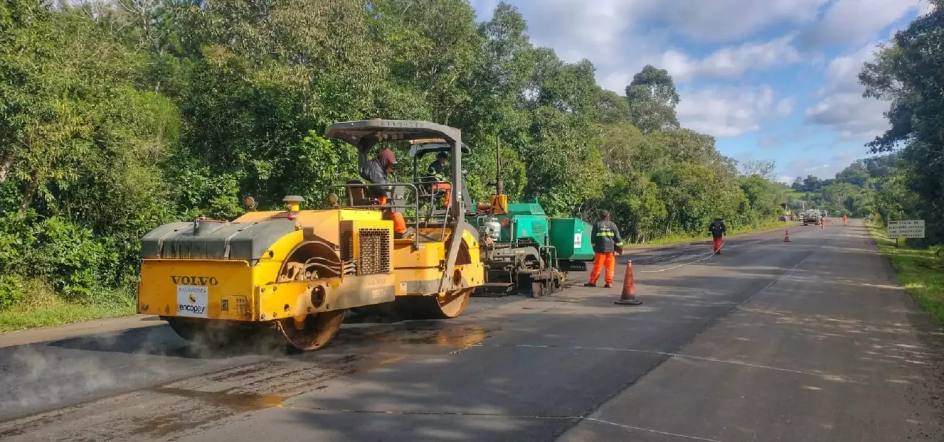 Foto: Raphael Nunes/EGR
Devido à presença de máquinas e trabalhadores nas estradas, deve haver redução de velocidade, retenção de veículos, trechos em meia pista e tráfego intercalado. (Foto: Raphael Nunes/EGR)