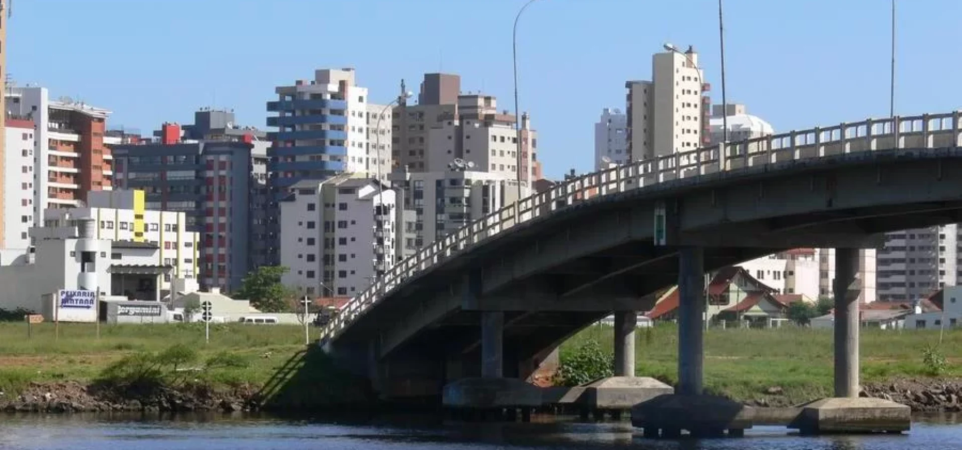 Justiça proíbe trânsito de veículos acima de 10 toneladas na ponte sobre o rio Mampituba, em Torres | Foto: Divulgação / CP Memória