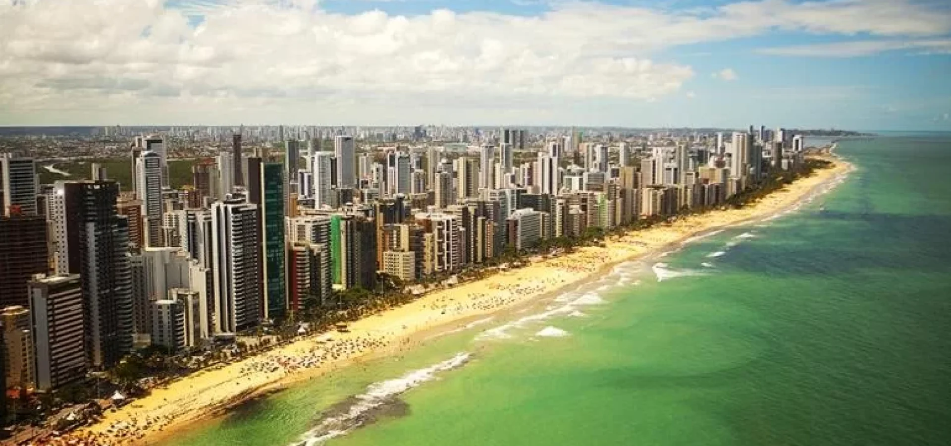 Amostras de água coletadas na praia de Boa Viagem confirmam ocorrência de maré vermelha no local | Foto: Sol Pulquério / PCR / Divulgação CP