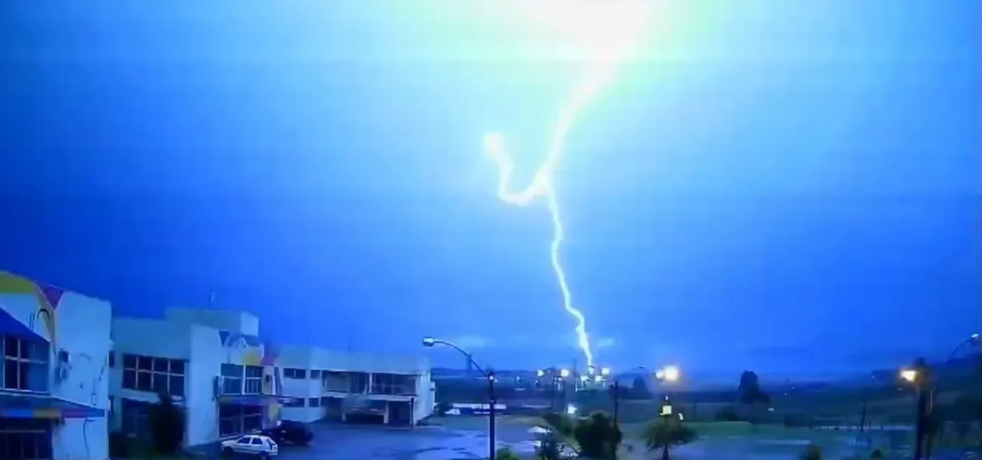 Estação de Santa Maria contabilizou raios desde às 5 horas de segunda-feira até às 10 horas desta terça-feira

Foto: Bate-Papo Astronômico