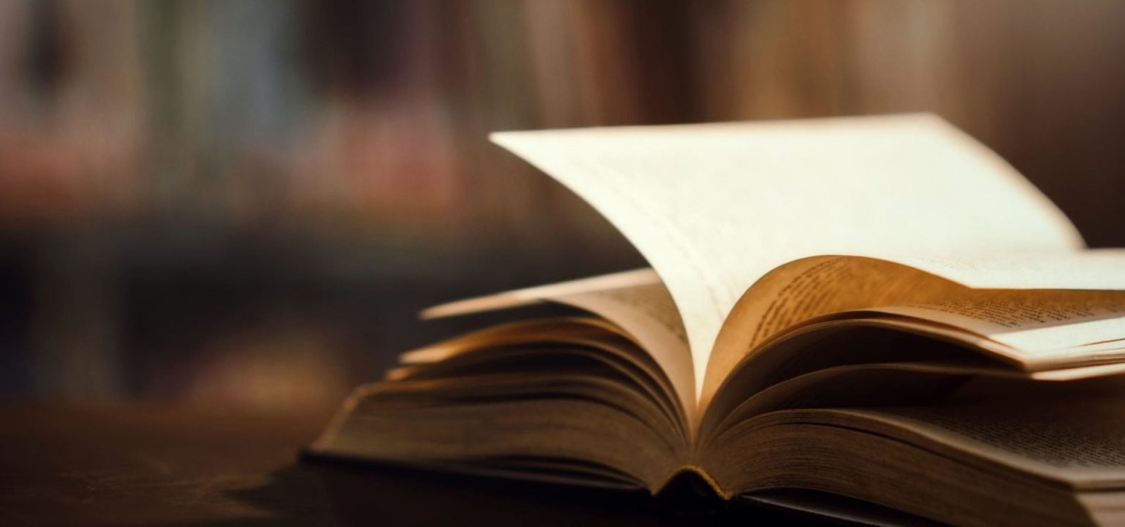 reserve-na-biblioteca-com-livro-aberto-1536x1025