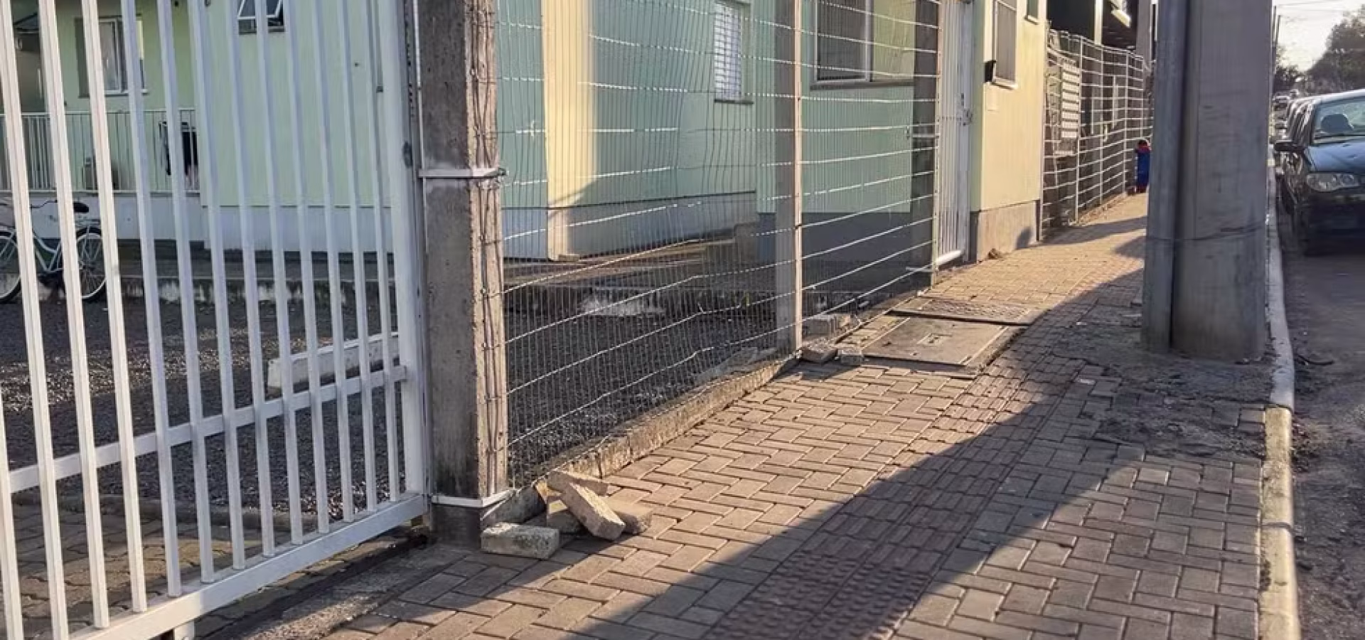 Calçada onde quatro homens foram mortos em Rolante. — Foto: Maria Eduarda Ely/RBS TV