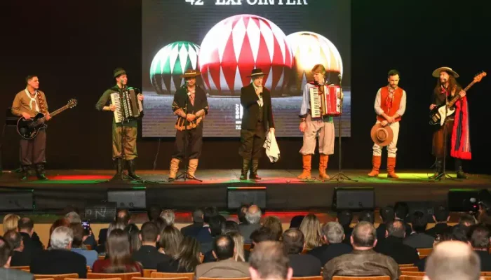 O Palco Show receberá Os Serranos com participação do cantor Michel Teló, enquanto que o espetáculo Ópera Gaúcha terá participação da cantora Luísa Sonza.

Foto: Itamar Aguiar/Palácio Piratini