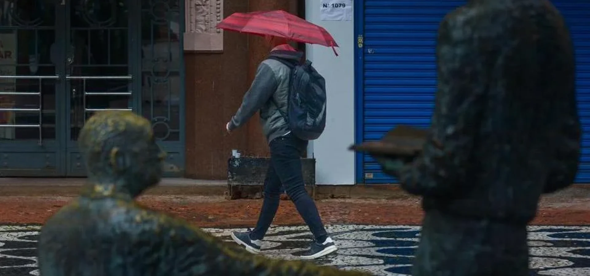 Com a atmosfera tomada de fumaça, é possível que ocorra chuva preta. | Foto: Pedro Piegas / CP Memória