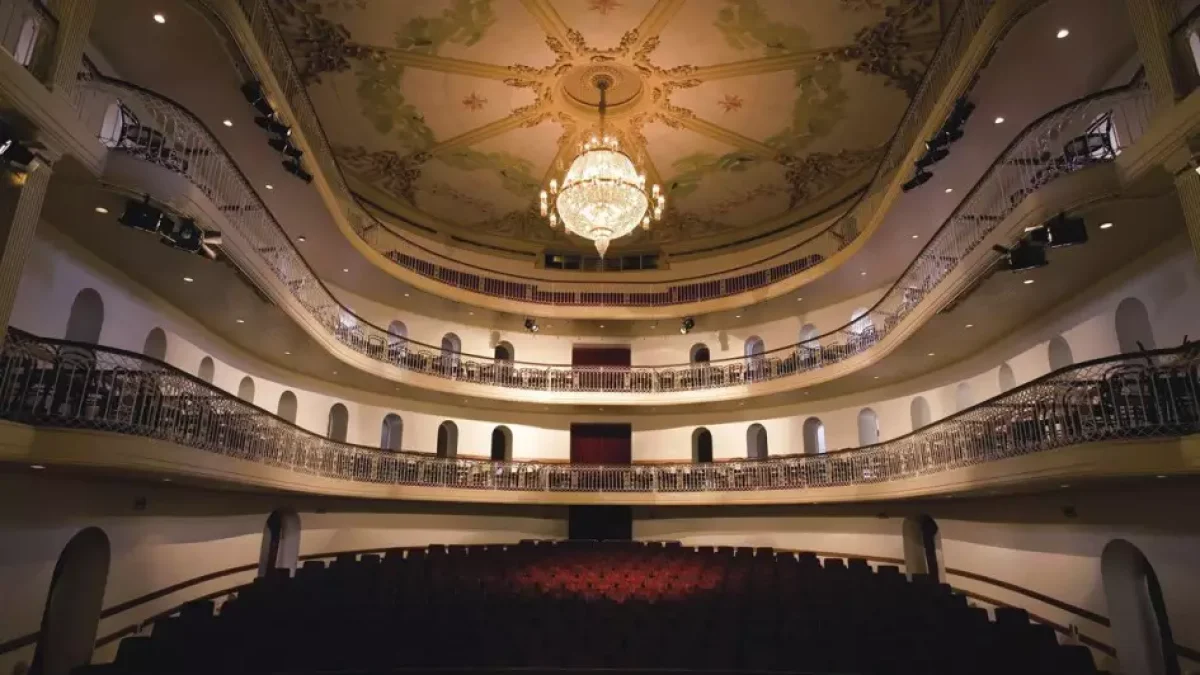 Com 167 anos de história, o Theatro São Pedro faz uma pausa nas suas atividades a partir do dia 24 de março.

Foto: Marcelo Nunes
