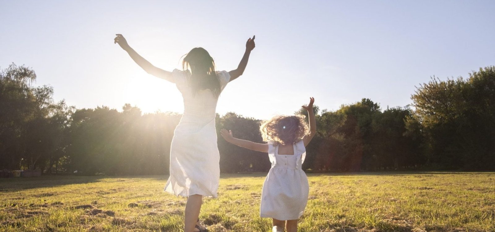 tiro-completo-mulher-e-menina-ao-ar-livre-1536x1024