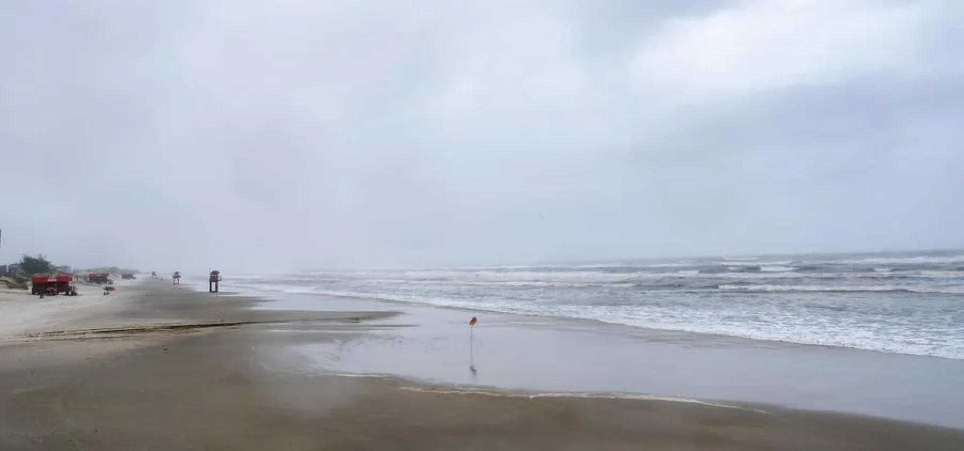 Tempo fechado frustra frequentadores da orla de Tramandaí neste sábado.
Pedro Piegas