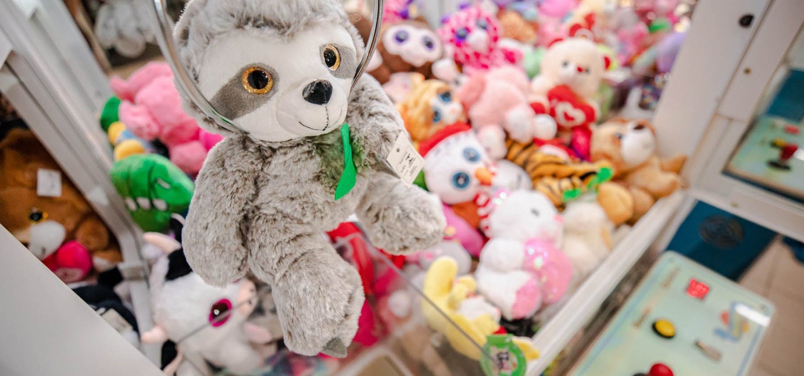 A febre das gruas de pelúcia: por que só as certificadas pelo INMETRO são seguras