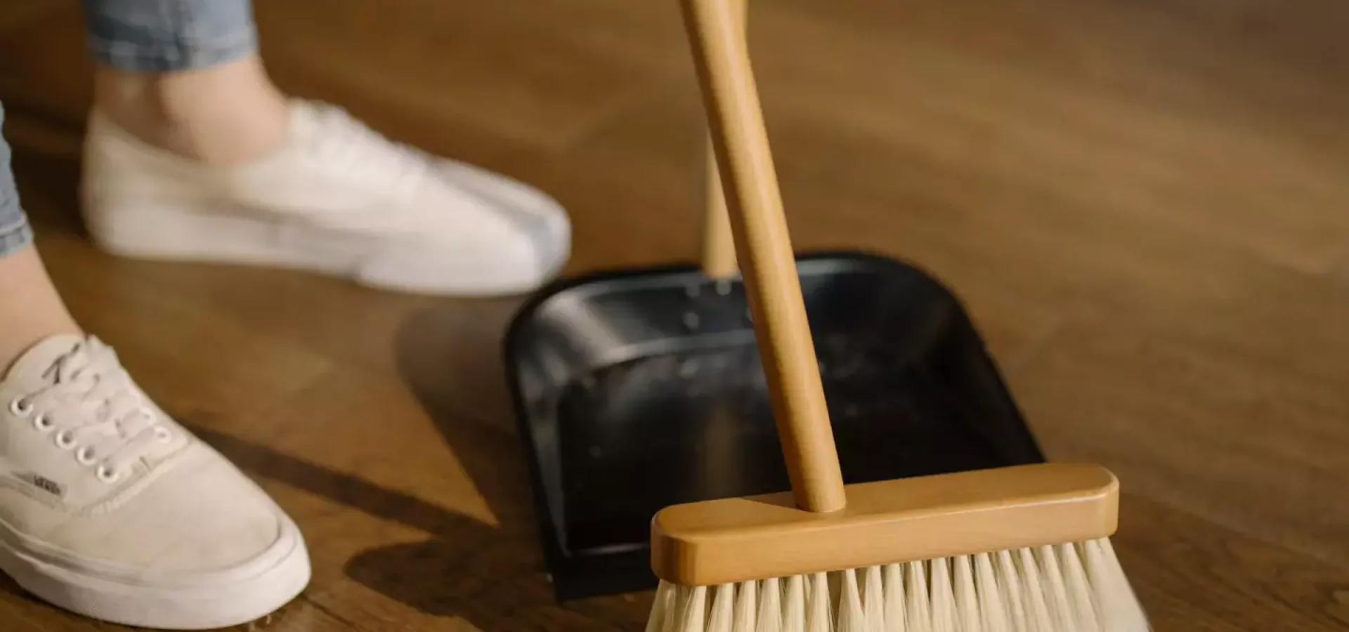 vassoura Atividades vigorosas são as melhores, mas até as tarefas domésticas, são eficazes na prevenção. (Foto: Reprodução)